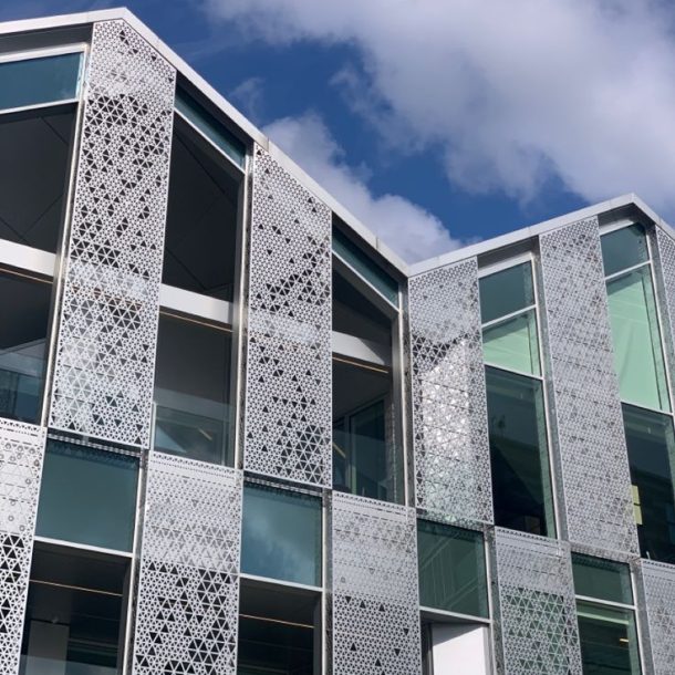 نمای شیشه ای سیستم کرتن وال و پانچ متال