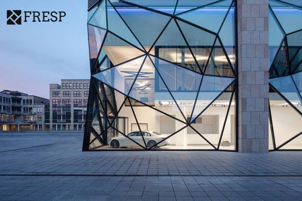 ساختمانی با نمای مدرن شیشه ای