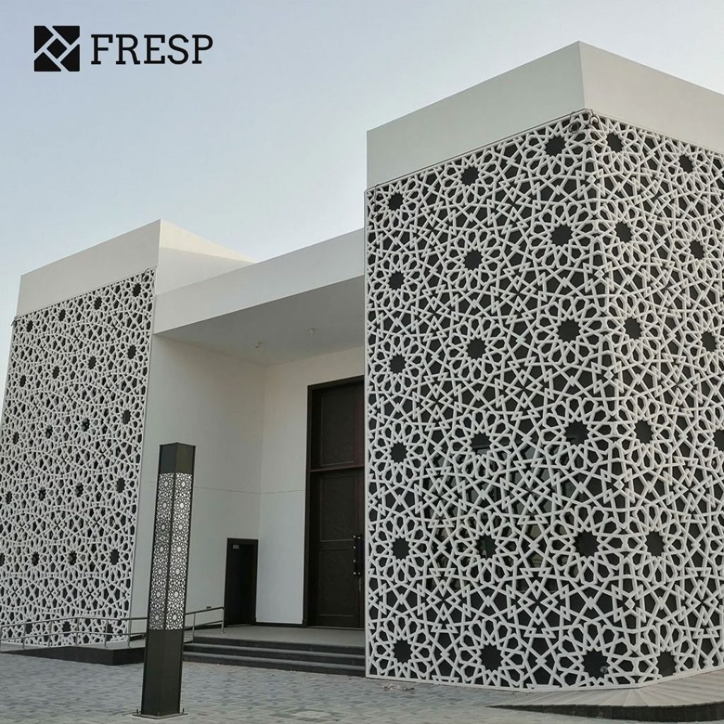 ساختمان یک طبقه با نمای فلزی پانچ متال