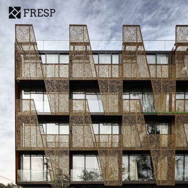 ساختمان با نمای فلزی پانچ متال