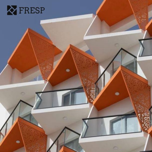 ساختمان با نمای فلزی پانچ متال