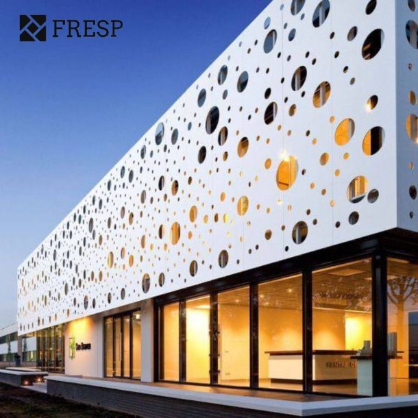 ساختمان یک طبقه با نمای فلزی پانچ متال