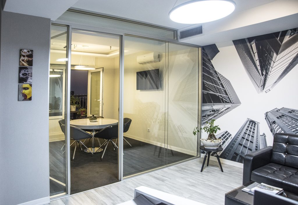 طراحی داخلی دفتر وکالت و اجرا پارتیشن شیشه ای
