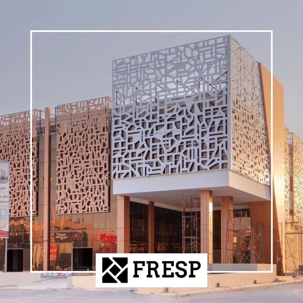 ساختمان با طراحی نمای فلزی