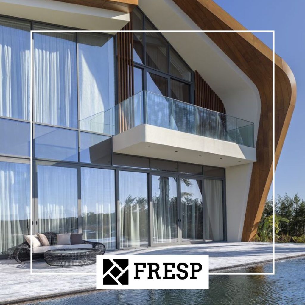 ساختمان با طراحی نمای شیشه ای