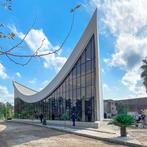 نمای کرتین وال ساختمان دانشگاه گیلان از پروژه های شرکت فرسپ