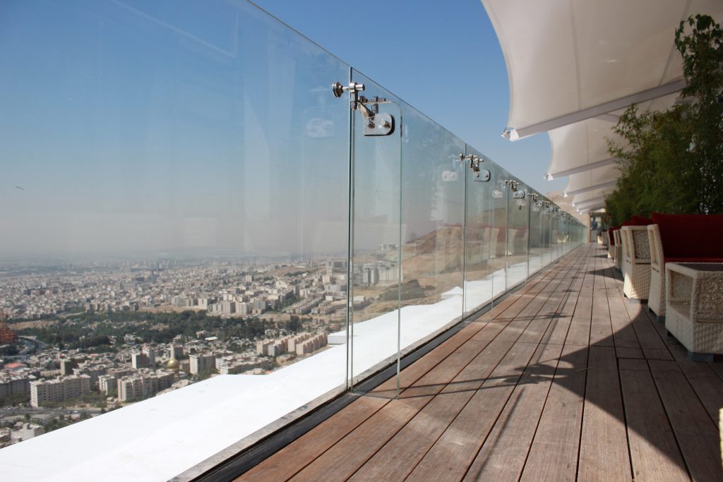 کافه لانژ هتل اسپیناس با نمای شیشه ای کرتین وال