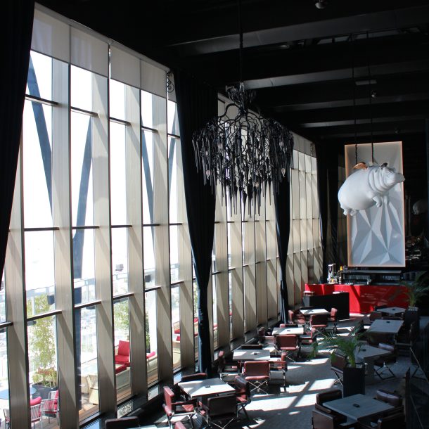 کافه لانژ هتل اسپیناس با نمای شیشه ای کرتین وال