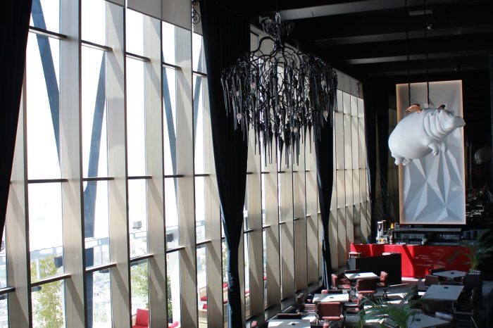 کافه لانژ هتل اسپیناس با نمای شیشه ای کرتین وال