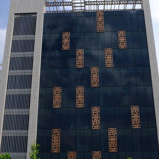 نمای کرتین وال ساختمان پل از پروژه های شرکت فرسپ