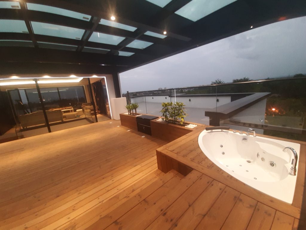 روف گاردن مجهز به اسکای لایت و جکوزی ویلا چلک